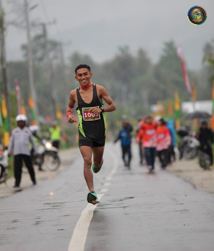 Atlet Sulteng, Nofeldi Petingko berhasil finish pertama kejuaraan Khatulistiwa Marathon 42K di wilayah Kecamatan Tinombo Selatan, Kabupaten Parmout, Ahad (21/5/2023). Foto: Bagian Prokopim Setda Parmout.