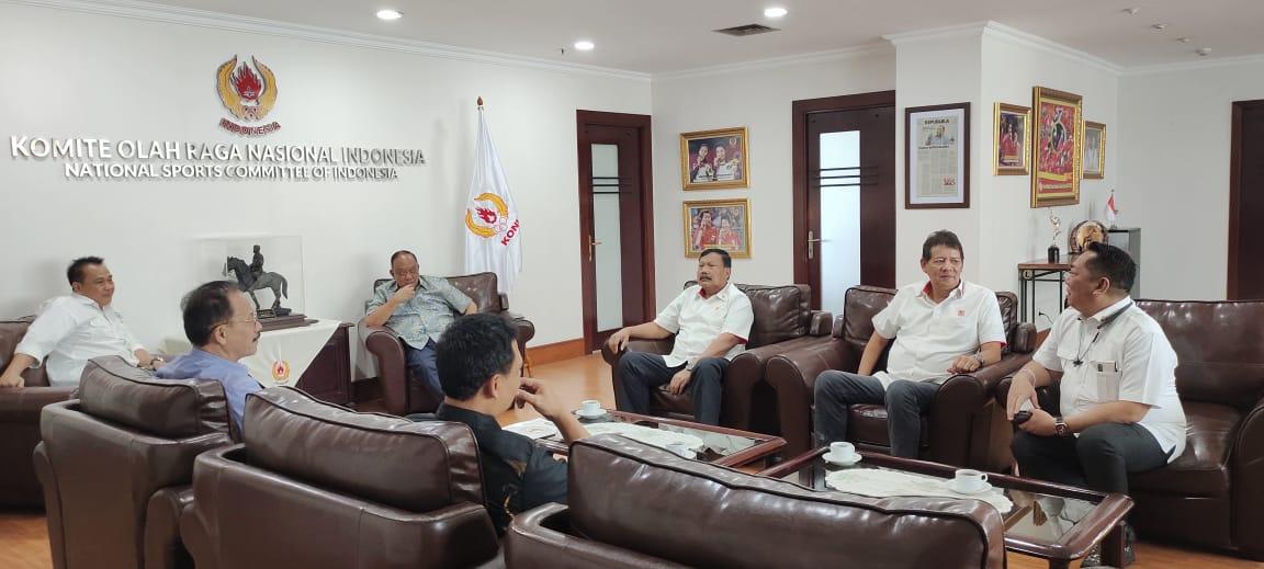 Ketua Umum KONI Sulteng, M. Nizar Rahmatu menjemput langsung SK Tuan Rumah PON Pantai 2024 di Kantor KONI Pusat, Kamis (25/5/2023). FOTO: IST