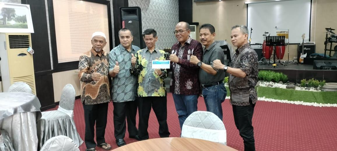 Ketua DPRD Sumbar, Supardi diapit Ketua PWI dan Ketua SIWO PWI saat menyerahkan SK Sumbar sebagai tuan rumah Porwanas 2024, Sabtu (6/5/2023). FOTO: IST