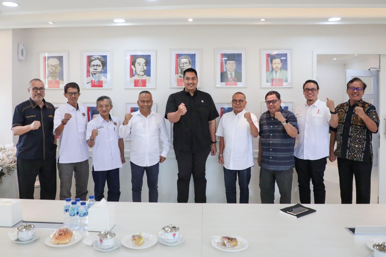 Menpora Dito Ariotedjo menerima kunjungan Persatuan Wartawan Indonesia (PWI) Pusat dan Seksi Wartawan Olahraga (Siwo) PWI Pusat di Kantornya, Selasa (2/5/2023). FOTO: IST