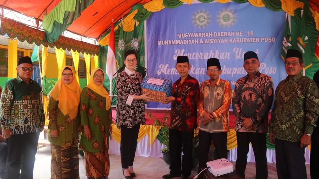 Bupati Poso dr Verna GM Inkiriwang bersama jajaran pengurus Muhammadiyah Poso usai membuka musyawarah Muhammadiyah Poso, Ahad (21/5/2023). FOTO: IST