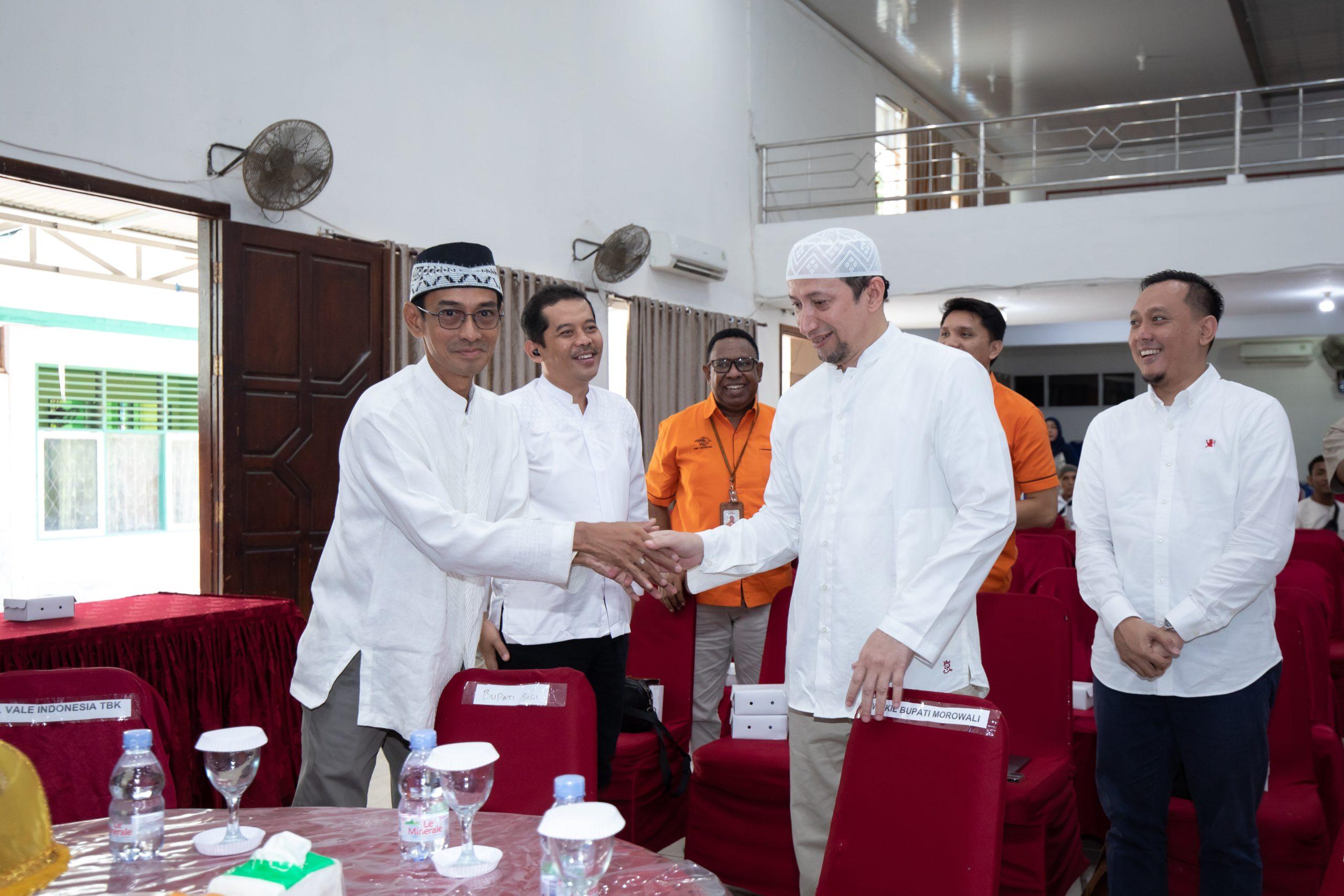 Vice President Director PT Vale, Adriansyah Chaniago dan Ketua Utama Alkhairaat, Habib Alwi bin Saggaf Aljufri disela-sela rangkaian kegiatan Haul Guru Tua ke-55 2023, Selasa (3/5/2023). FOTO: DOK. PT VALE