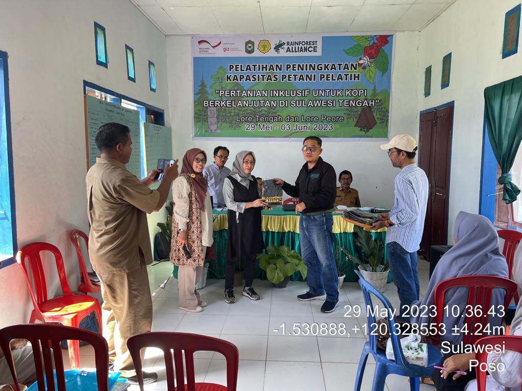 Suasana pelatihan peningkatan kapasitas petani pelatih, pertanian inklusif untuk kopi berkelanjutan di Kabupaten Poso. Foto: IST