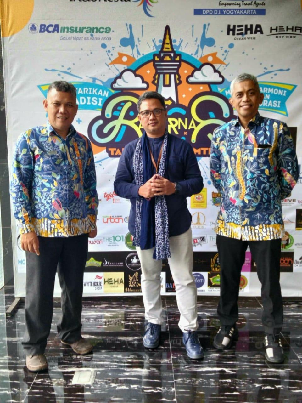 FOTO: Ketua DPD Astindo Sulteng, Budy Papeo (tengah) Ketua Astindo Sulut (kiri), dan Ketua Astindo Sulsel (kanan) melakukan sesi pada salah satu spot Rakernas di DIY Yogyakarta. FOTO: ISTIMEWA