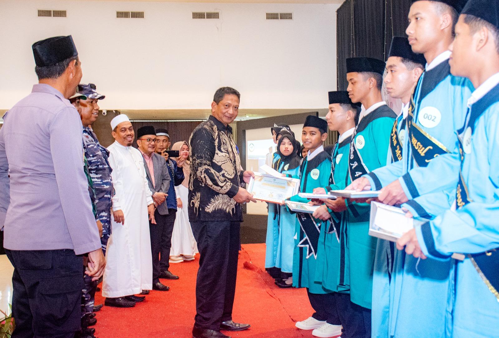 Staf Ahli Bupati Bidang Ekonomi, Keuangan dan Pengembangan Wilayah, Rudi P.K. Bullah, saat memberikan ucapan selamat kepada santriwan dalam acara penamatan dan Wisuda Santri Pondok Pesantren Daarul Hikmah Luwuk tahun 2023, di salah satu hotel di Kota Luwuk, Ahad (7/5/2023). FOTO: ISTIMEWA