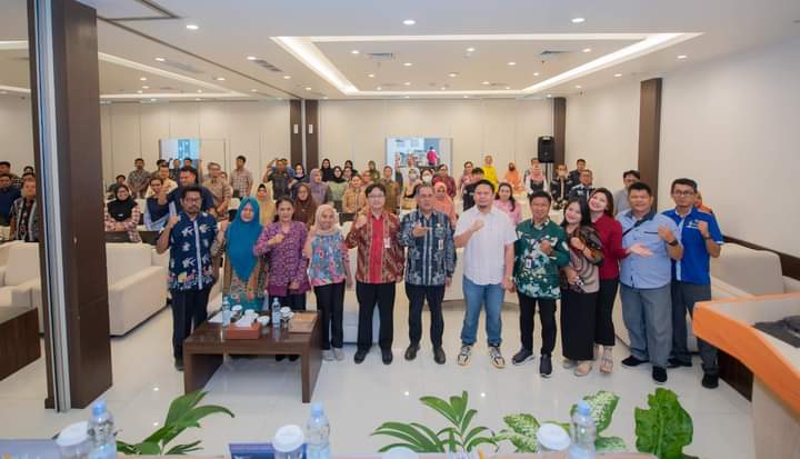 Para narasumber dan peserta Bimtek PHKS saat berpose bersama di salah satu hotel di Kota Luwuk, Kamis (4/5/2023). FOTO: DOK DKISP BANGGAI