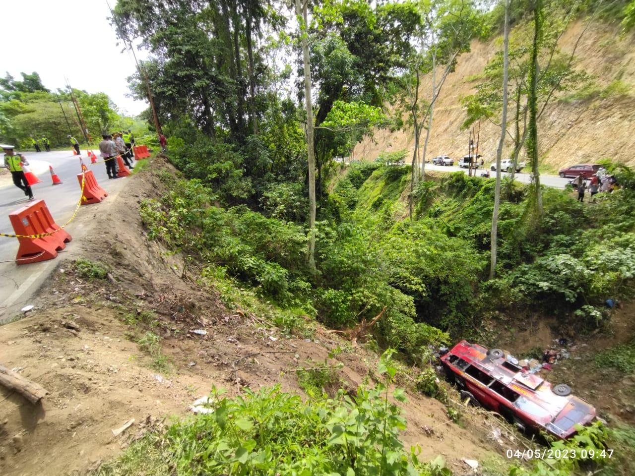 Mobil bus Rappang Marannu yang jatuh ke jurang Kebun Kopi kilo meter 4 Desa Toboli Barat Kecamatan Parigi Utara. Foto: Humas Polres Parmout