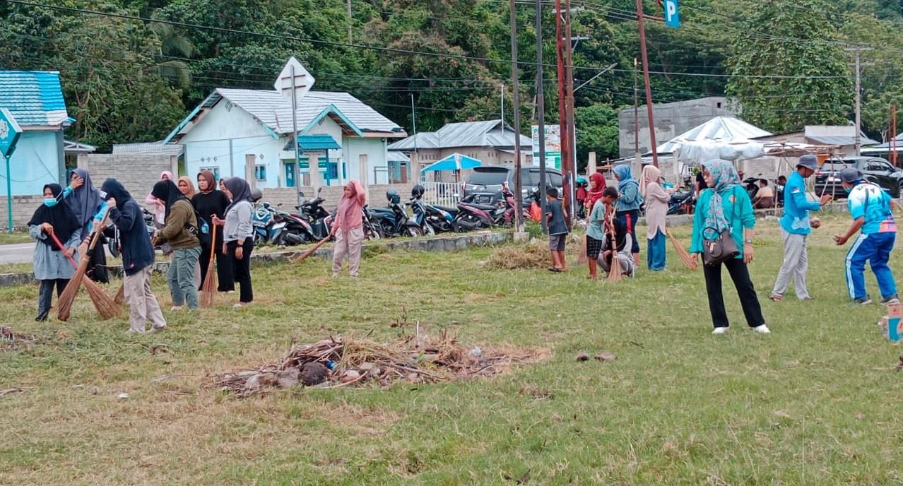 Sejumlah pegawai Dinas Kominfo Parmout melakukan kegiatan pembersihan di eks lokasi Sail Tomini Desa Pelawa Baru Kecamatan Parigi Tengah, Kamis (18/5/2023). Foto: Dinas Kominfo Parmout.