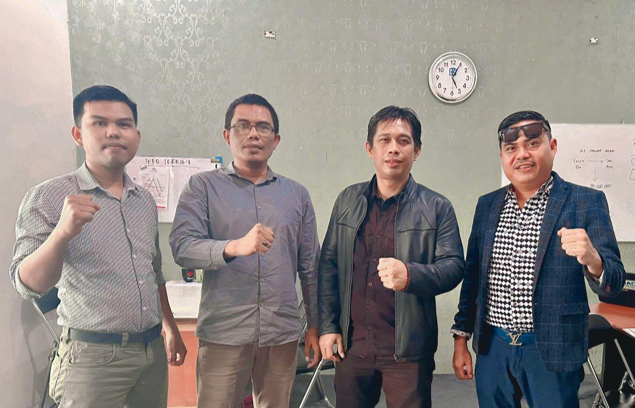 Tim Advokat DPC Peradi Palu yang membuka Posko Pengaduan korban buaya, M. Wijaya S., SH.,MH (kanan), Natsir Said, SH (kedua dari kiri), Asriadi Bachry Malewa, SH (kedua dari kanan) dan Achmad Yani Jamal, SH (kiri). FOTO: KIRIMAN M. WIJAYA S., SH.,MH