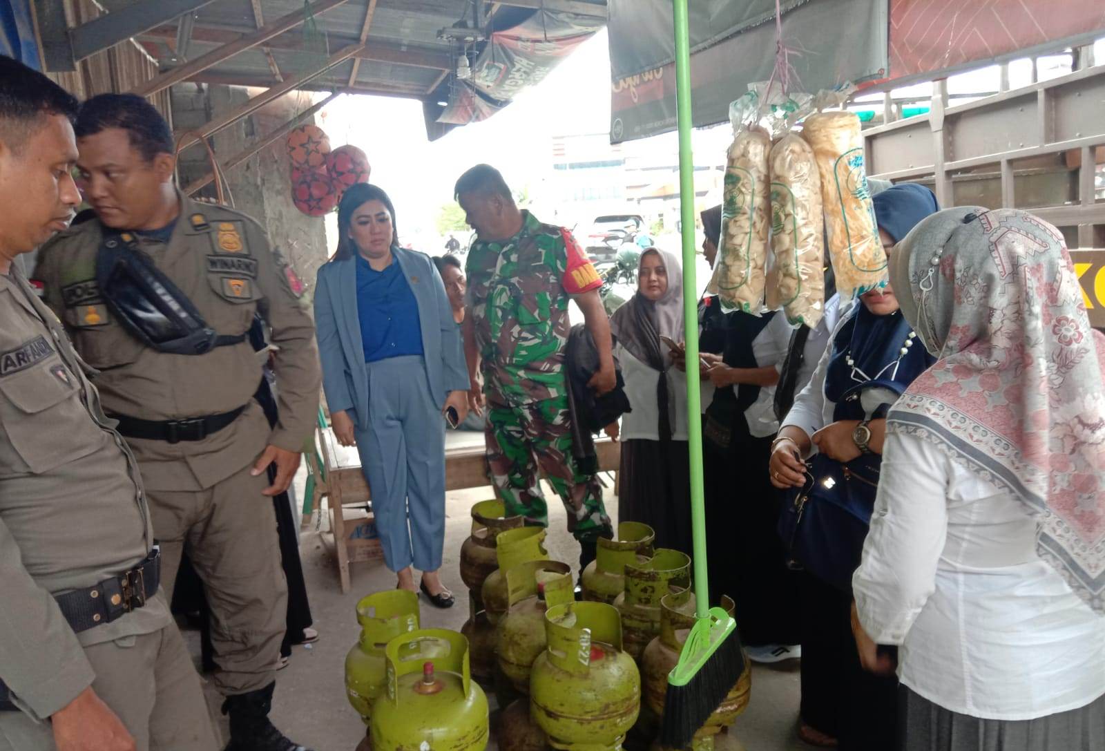 FOTO: Tim Satgas Pengawasan Barang Bersubsidi Kota Palu melakukan penindakan pedagang menjual Elpiji 3 Kg melampaui HET, Rabu (14/6/2023). FOTO: IST