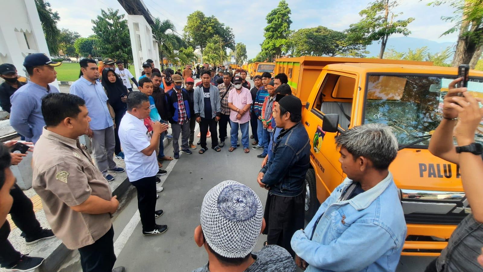 FOTO: Wali Kota Palu, Hadianto Rasyid, menyampaikan pengarahan kepada para sopir mobil mini oprasional pengakutan sampah di halaman Kantor Wali Kota Palu, Jumat (23/6/2023). FOTO: IST