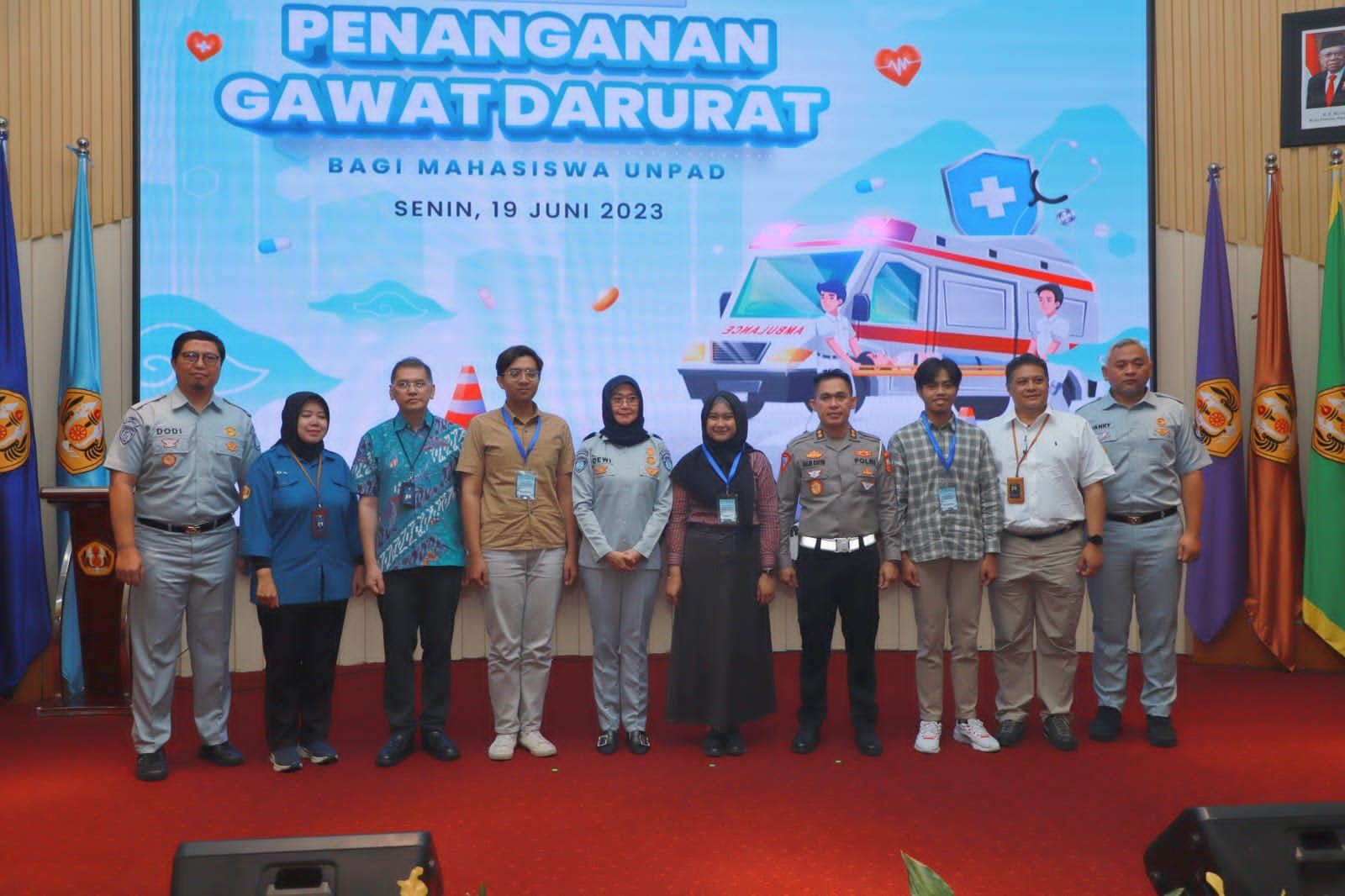 Foto bersama usai Pelatihan Penanganan Gawat Darurat (PPGD) bagi mahasiswa Universitas Padjadjaran (UNPAD) di Jatinangor, Sumedang, Jawa Barat, pada Senin (19/6/2023). Foto: Humas