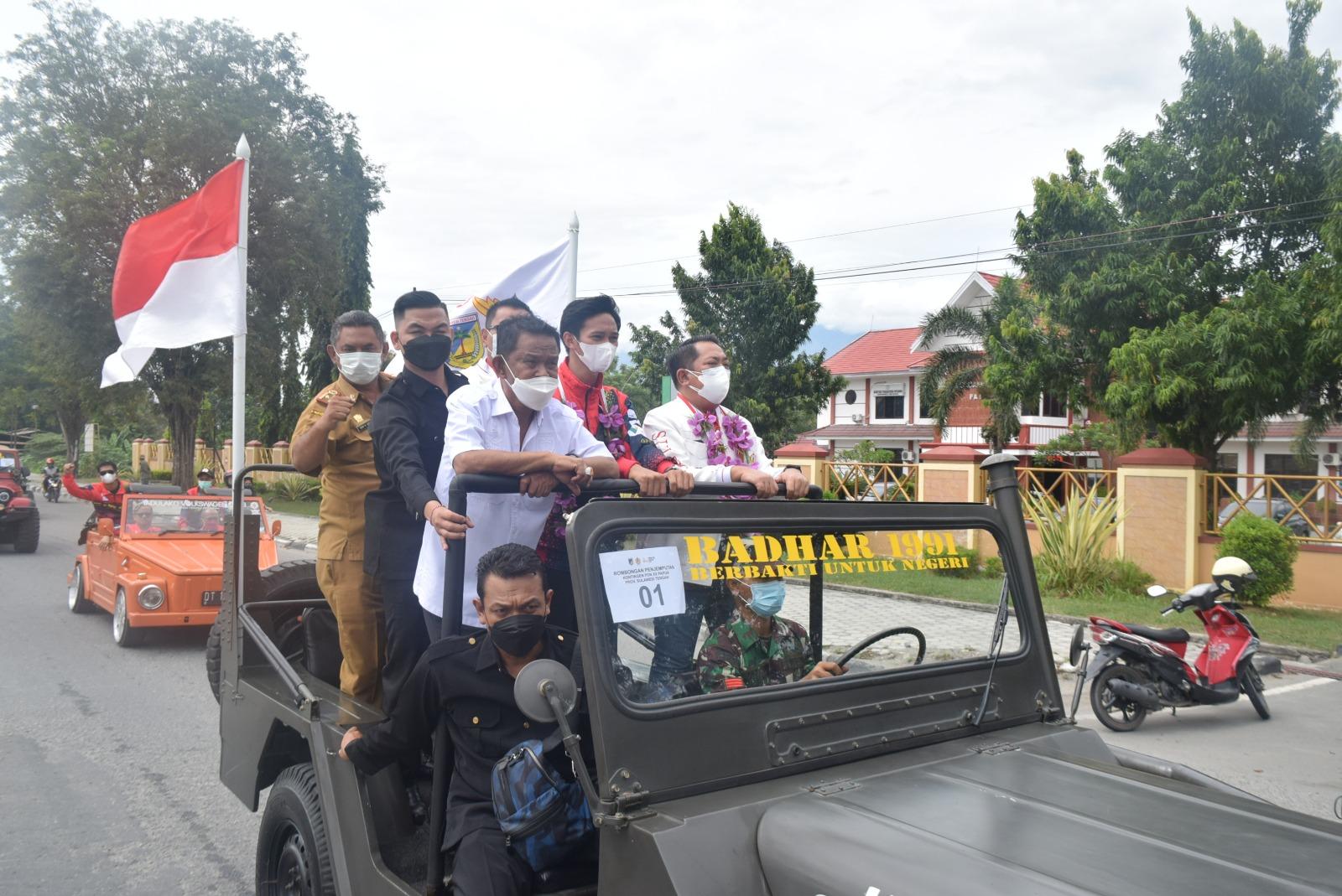 Gubernur Sulteng Rusdy Mastura bersama Ketua Umum KONI Sulteng M. Nizar Rahmatu melakukan konvoi bersama peraih medali emas PON Papua, Abdul Rahman Darwin. FOTO: IST