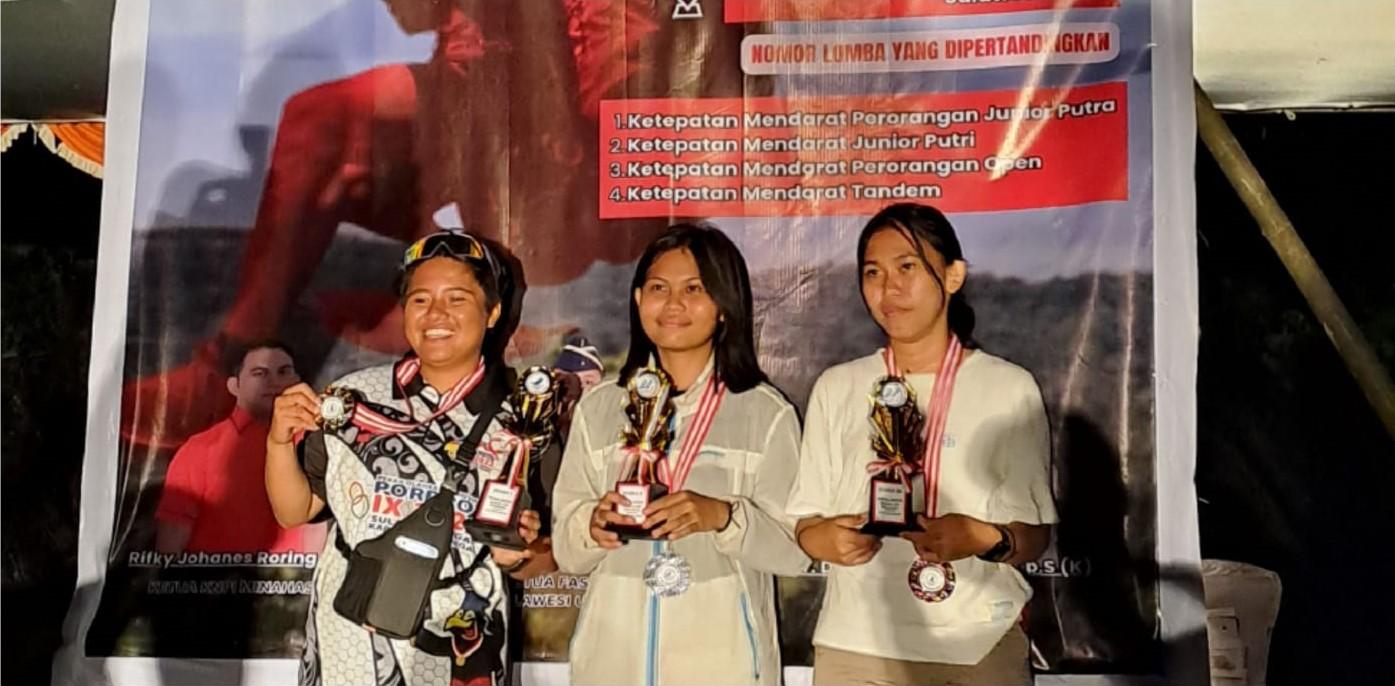 Atlet paralayang Parmout, Hikmah (kiri) dan Febri Rantun (kanan) berhasil meraih juara pertama dan ketiga kategori junior perseorangan putri pada kejuaraan paralayang piala Bupati Minahasa, 9-11 Juni 2023. Foto: Dinas Kominfo Parmout.