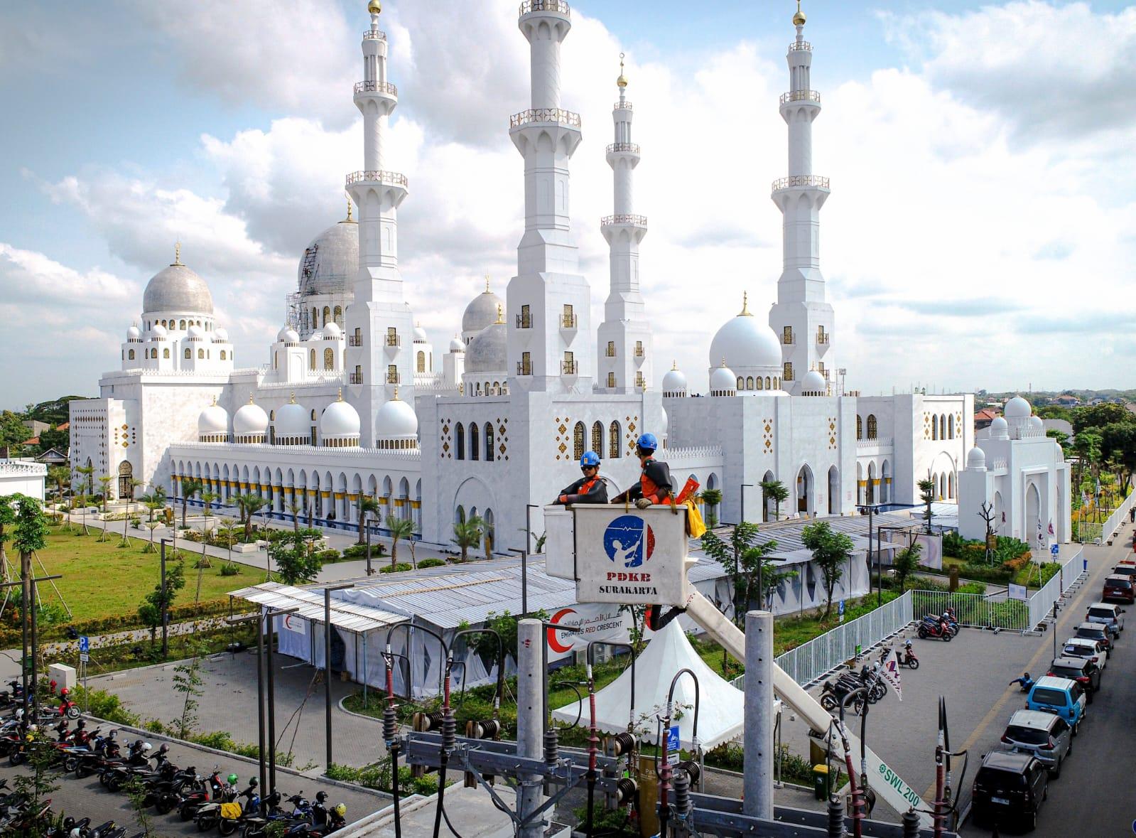 Tim Pekerjaan Dalam Keadaan Bertegangan (PDKB) PLN melakukan pemeliharaan listrik tanpa padam di halaman Masjid Sheikh Zayed Solo sebelum malam Idul Adha 1444 H. FOTO: DOK PLN