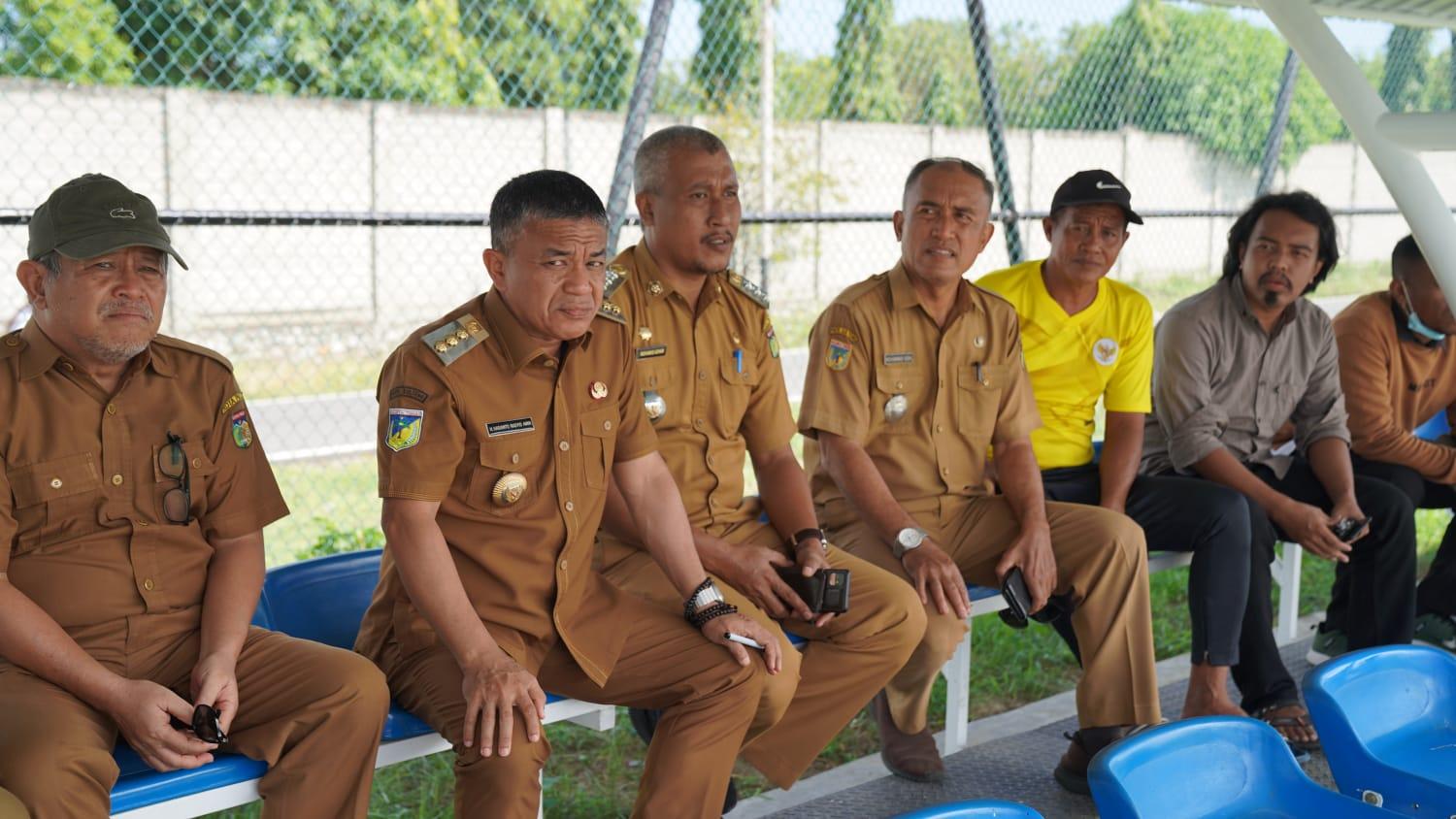 FOTO: Wali Kota Palu, Hadianto Rasyid, didampingi Kepala Dinas Pekerjaan Umum (PU) Kota Palu, Singgih B Prasetyo, dan sejumlah pejabat terkait saat meninjau sejumlah lapangan Sepak Bola di Kota Palu, Senin (26/6/2023). FOTO: IST