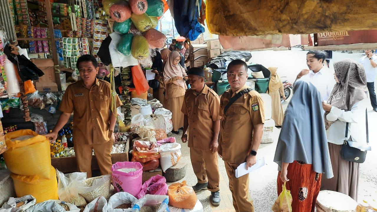 FOTO: Satgas Pangan dan TPID Kota Palu melakukan pemantauan harga bapok di Pasar Manonda, Senin (12/6/2023). FOTO: IST