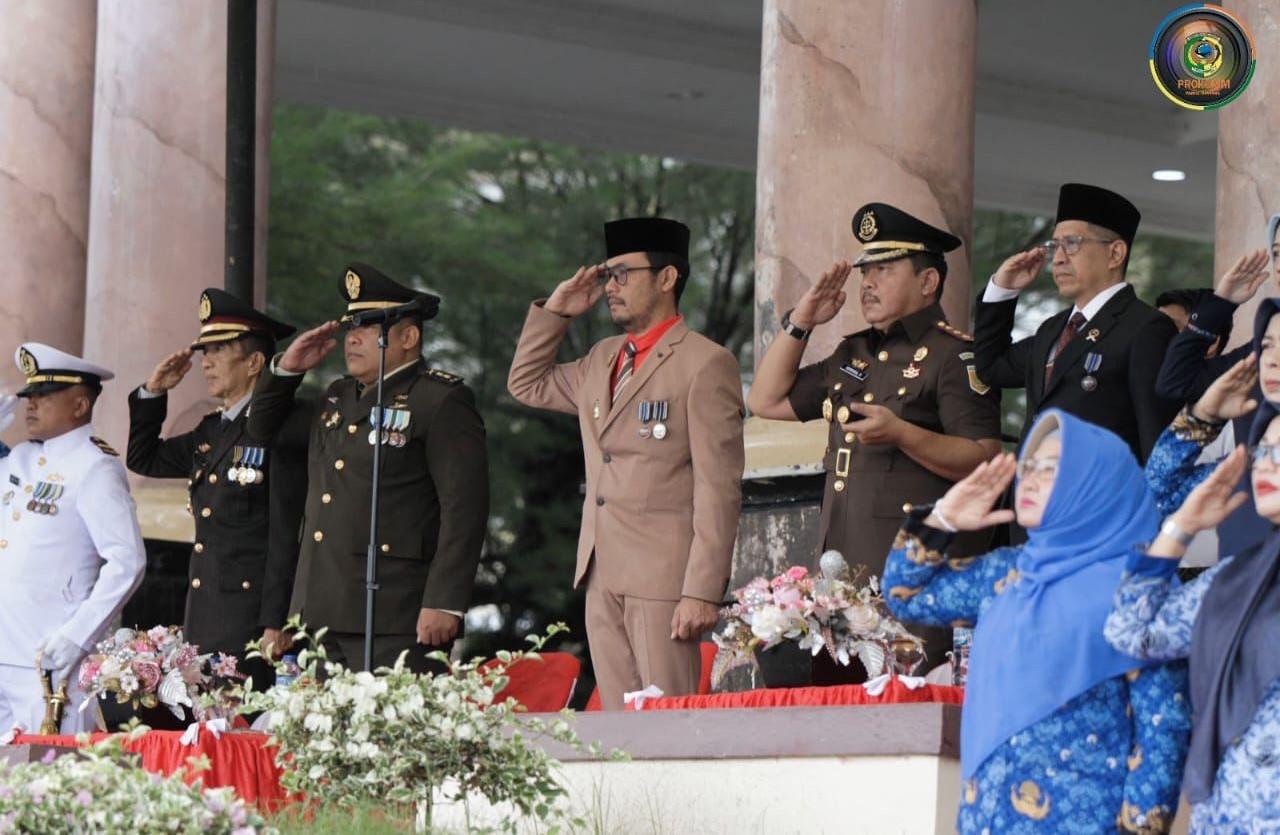 Sekda Parmout, Zulfinasran bersama para pejabat Forkopimda menghadiri upacara peringatan hari lahir Pancasila di halaman kantor Bupati Parmout, Kamis (1/6/2023). FOTO: BAGIAN PROKOPIM SETDA PARMOUT