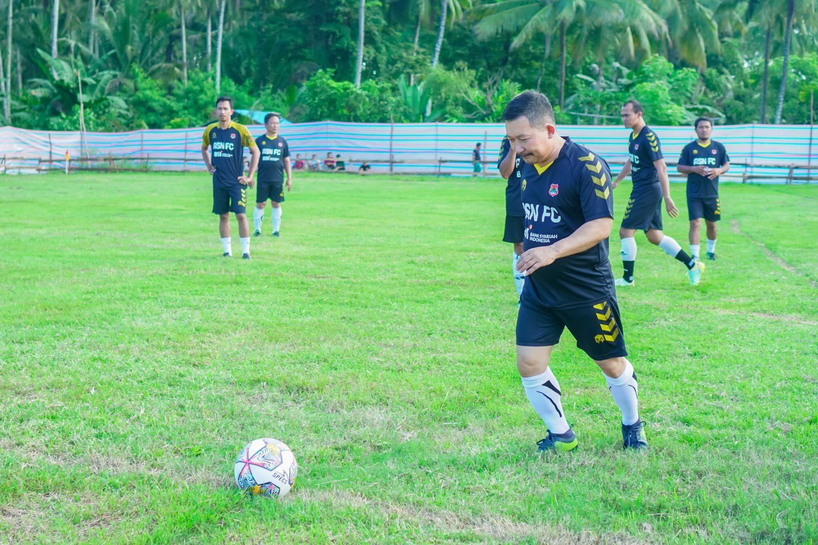 Bupati Banggai, H. Amirudin Tamoreka saat bermain pada laga pembuka turnamen sepak bola Bupati Cup 2023, di lapangan sepak bola Kecamatan Moilong, Kabupaten Banggai, Selasa (30/5/2023). FOTO: ISTIMEWA