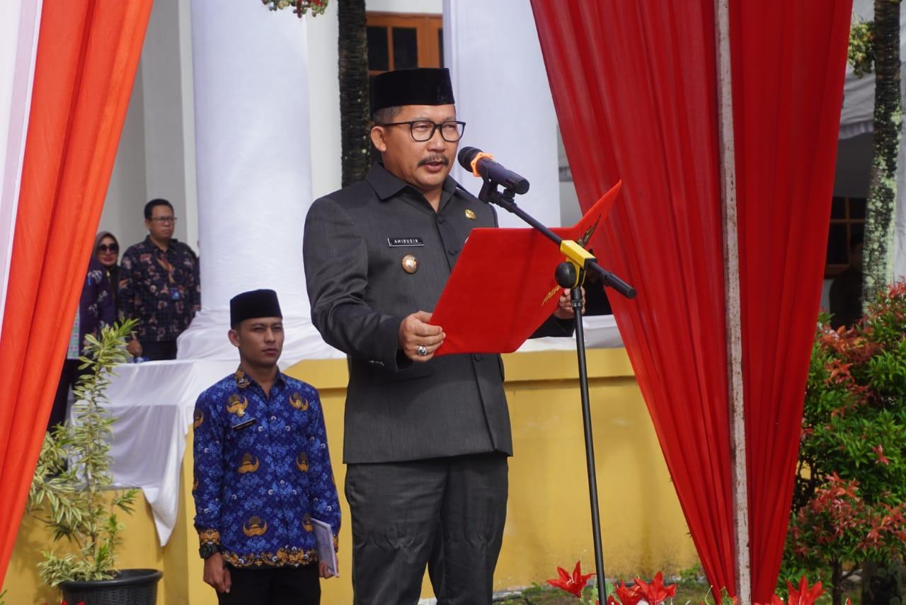 Bupati Banggai, H. Amirudin Tamoreka saat membacakan sambutan Presiden dalam peringatan Hari Lahir Pancasila di pelataran halaman kantor Bupati Banggai, Kelurahan Tombang Permai, Kecamatan Luwuk Selatan, Kamis (1/5/2023). FOTO: ISTIMEWA