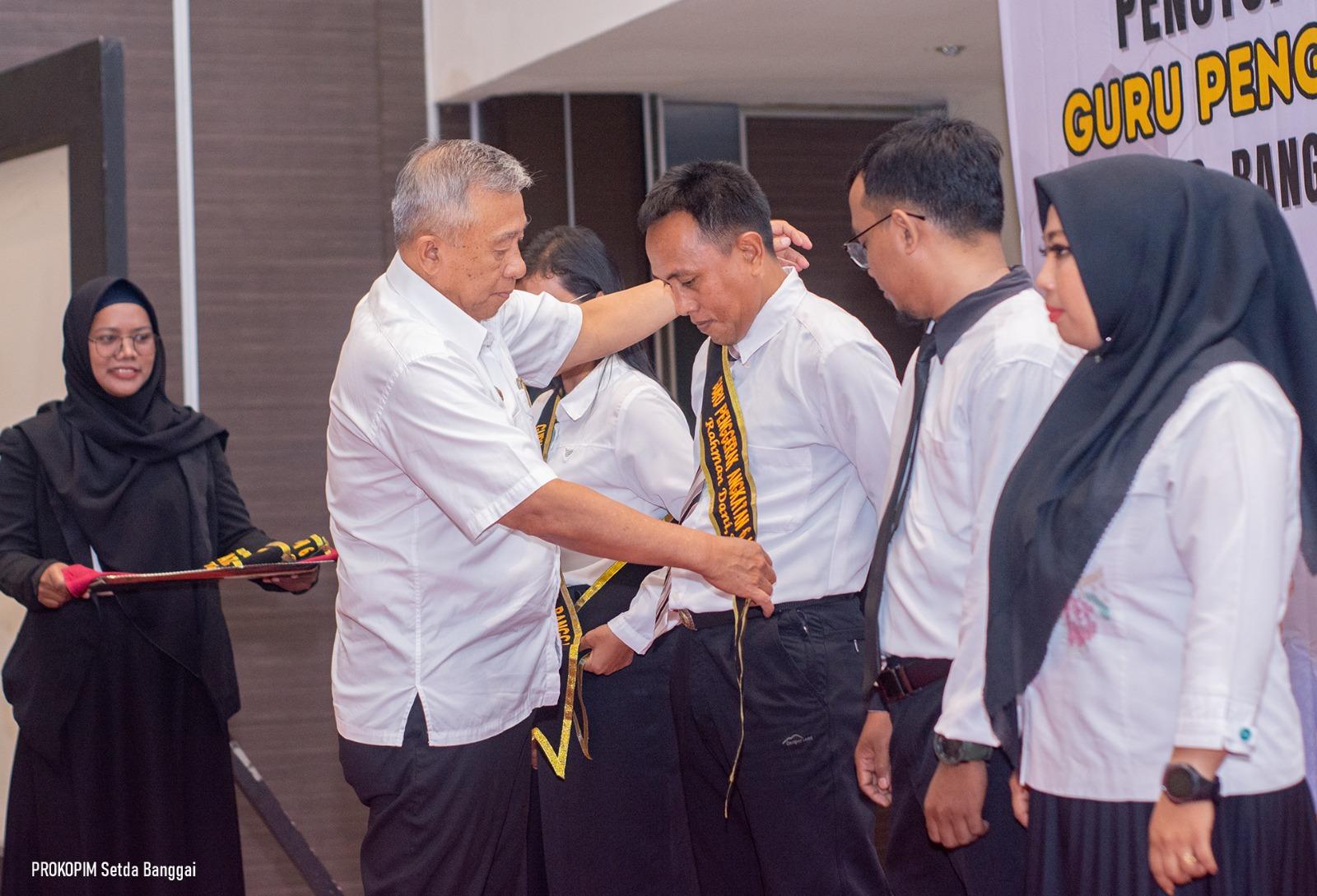 Wabup Banggai saat memasangkan salempang secara simbolis kepada 5 orang perwakilan peserta di salah satu hotel di Kota Luwuk, Rabu (31/5/2023). FOTO: ISTIMEWA