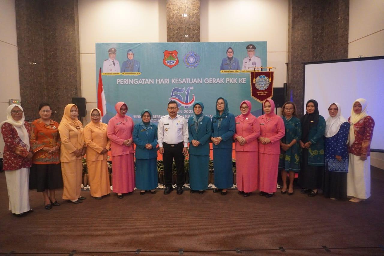 Bupati Banggai, H. Amiridin Tamoreka berpose bersama saat menghadiri peringatan Hari Kesatuan Gerak PKK ke-51 tahun 2023, di salah satu hotel di Kota Luwuk, Rabu (31/5/2023). FOTO: ISTIMEWA