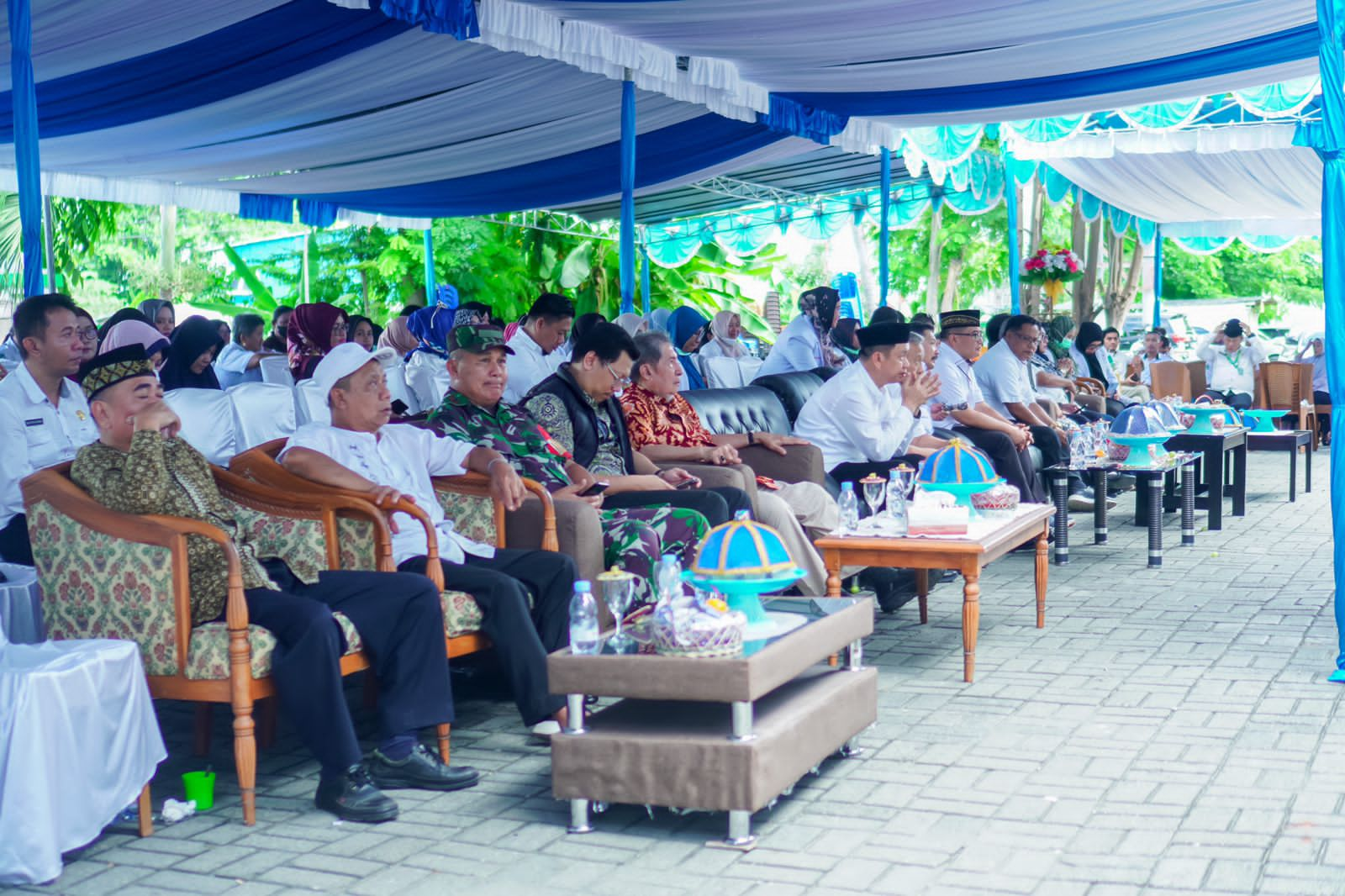 Para tamu undangan halal bihalal yang dirangkaikan dengan syukuran akreditasi paripurna UPT RSUD Banggai yang diselenggarakan oleh RSUD Luwuk Banggai, di pelataran halaman kantor RSUD Luwuk Banggai, Rabu (31/5/2023). FOTO: ISTIMEWA