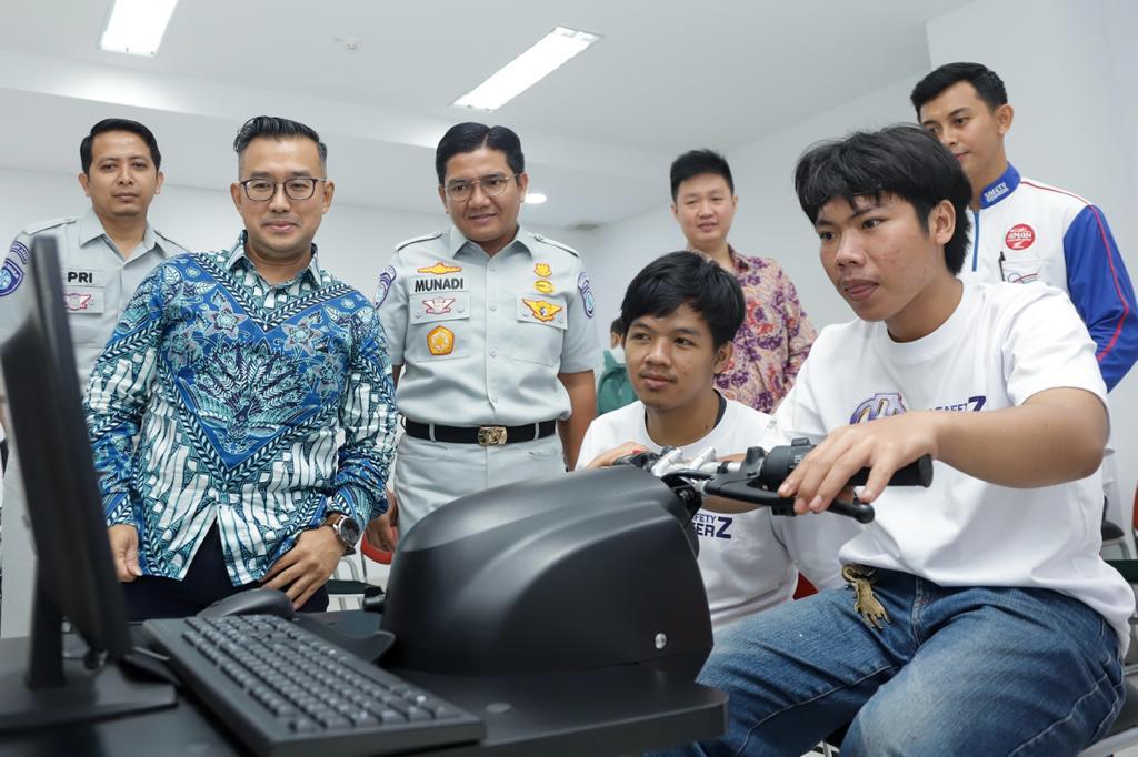 Direktur Hubungan Kelembagaan Jasa Raharja Munadi Herlambang dan Direktur Marketing PT Astra Honda Motor Octavianus Dwi Putro menyaksikan training bagi perwakilan mahasiswa Institut Transportasi dan Logistik Trisakti. Foto: Humas