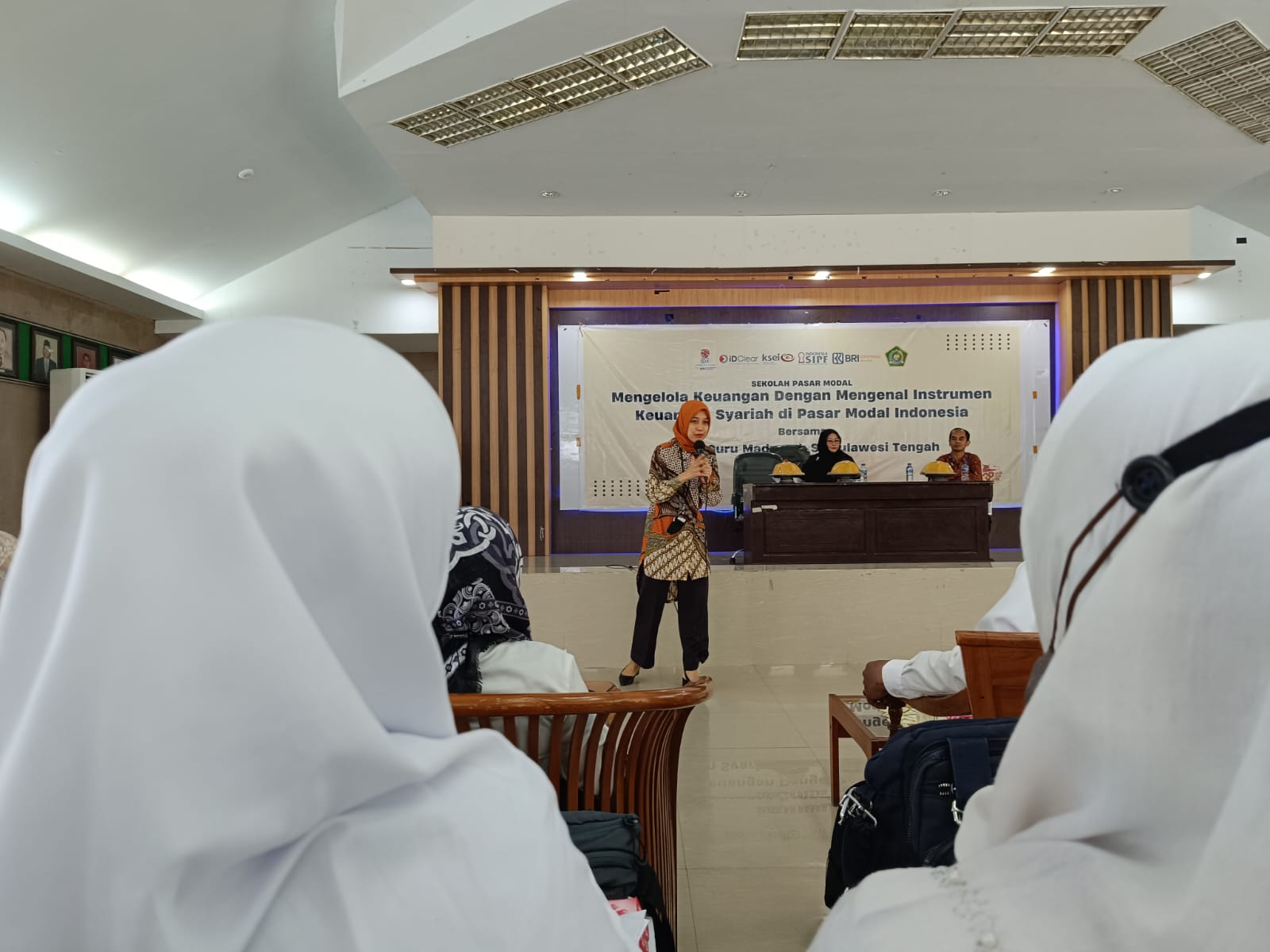 Kepala PT BEI KP Sulteng, Putri Irnawati menyampaikan materi pada kegiatan sosialisasi Sekolah Pasar Modal di Aula Dinas Pendidikan Sulteng Jalan Setia Budi, Kota Palu, Senin (19/6/2023). FOTO: RAHMAT KURNIAWAN