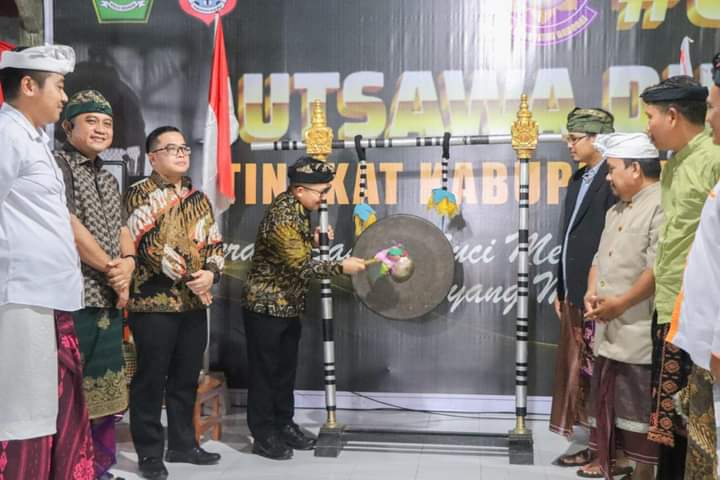 Bupati Banggai, H. Amirudin Tamoreka memukul gong sebagai tanda dibukanya kegiatan Utsawa Dharma Gita ke-5 tingkat Kabupaten Banggai, di Pura Agung Padma Bhuana, Luwuk, Kabupaten Banggai, Ahad (18/6/2023) malam. FOTO: ISTIMEWA