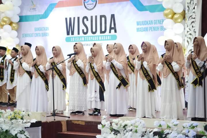 Puluhan siswa-siswi Kelas VI Sekolah Dasar Islam Terpadu Madani Kabupaten Banggai tahun ajaran 2022-2023, saat mengikuti wisuda Qur’an di Graha Pemerintah Kabupaten (Pemkab) Luwuk Banggai, Selasa (20/6/2023). FOTO: ISTIMEWA