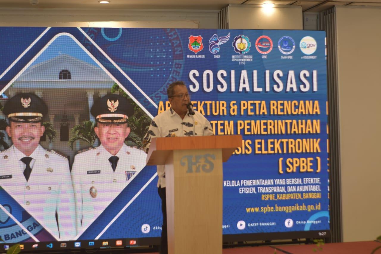 Asisten Administrasi Umum Setda Banggai, Drs. H. Moh. Kamil, saat sambutan dalam Sosialisasi Arsitektur dan Peta Rencana SPBE serta peningkatan kapasitas ASN tahun 2023, di salah satu hotel di Kota Luwuk, Kamis (22/6/2023). FOTO: ISTIMEWA