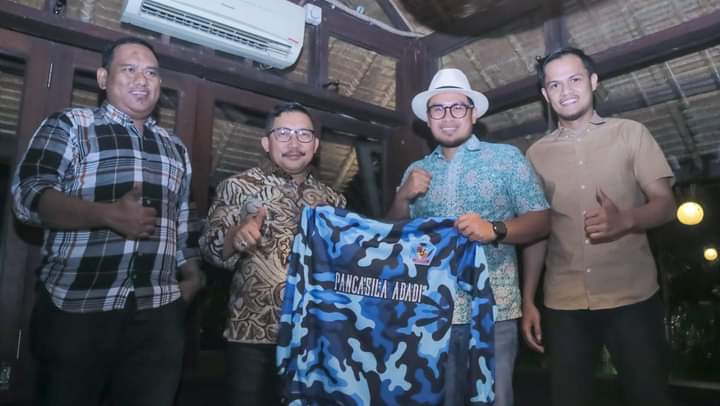 Bupati Banggai, H. Amirudin Tamoreka berpose bersama Wakil Walikota Tangerang Selatan, di Resto Telaga Sampireun, Kota Tangerang Selatan, Jumat (23/6/2023). FOTO: ISTIMEWA