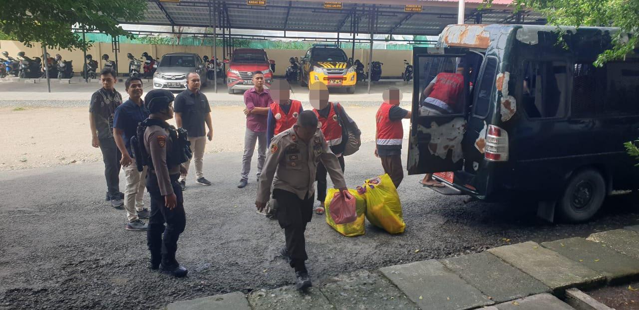 Proses pengawalan pemindahan tahanan sebanyak 16 orang dari Rutan Polres Banggai menuju ke Lembaga Pemasyarakatan (Lapas) Kelas IIB Luwuk, Sabtu (8/7/2023). FOTO: DOK POLRES BANGGAI