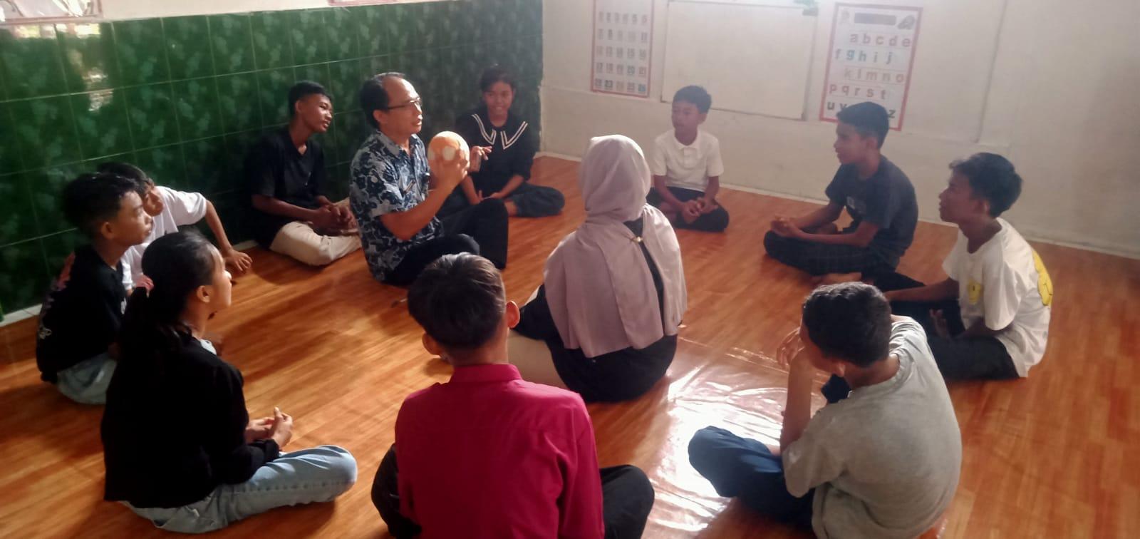 Sub Koordinator Bidang P2M BNN Kabupaten Donggala, Markus, S.Kep., Ns, saat berada ditengah-tengah kumpulan anak-anak di Desa Loli Oge, pada hari Sabtu (8/7/2023). Foto: Humas