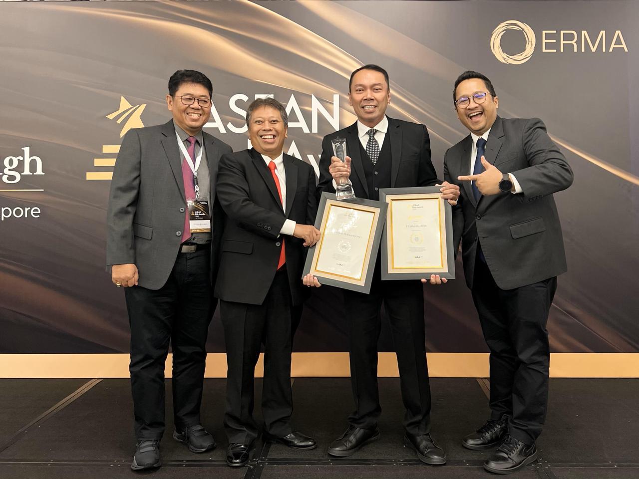 Direktur Utama Jasa Raharja, Rivan A. Purwantono berpose bersama sejumlah jajarannya usai menerima penghargaan di bidang manajemen risiko kategori ASEAN GRC Award dan Public Initiative Award, dalam ajang ASEAN Risk Awards (ARA) 2023, yang digelar di Singapura pada Jumat (7/7/2023). FOTO: HUMAS JASA RAHARJA