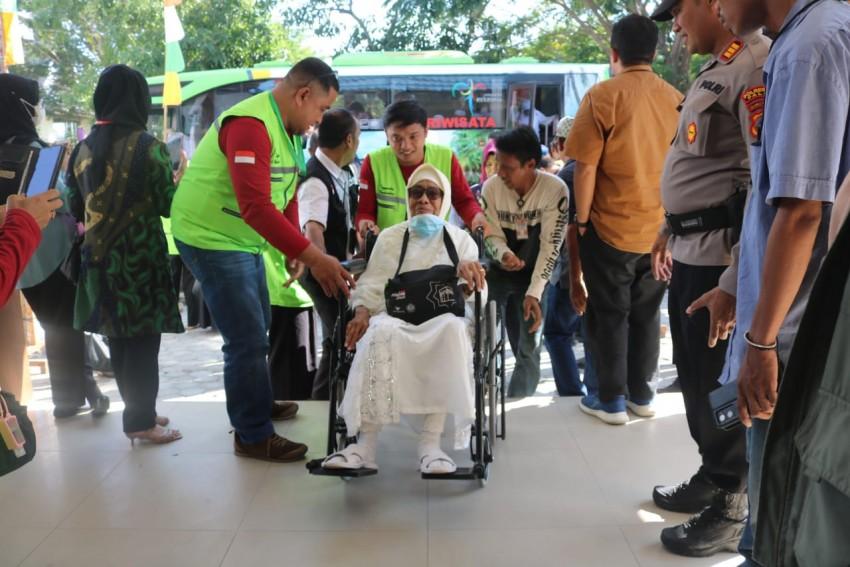 FOTO: Suasana kedatangan kloter pertama jemaah haji Sulteng di Asrama Haji Transit Palu, Kamis (20/7/2023). FOTO: IST