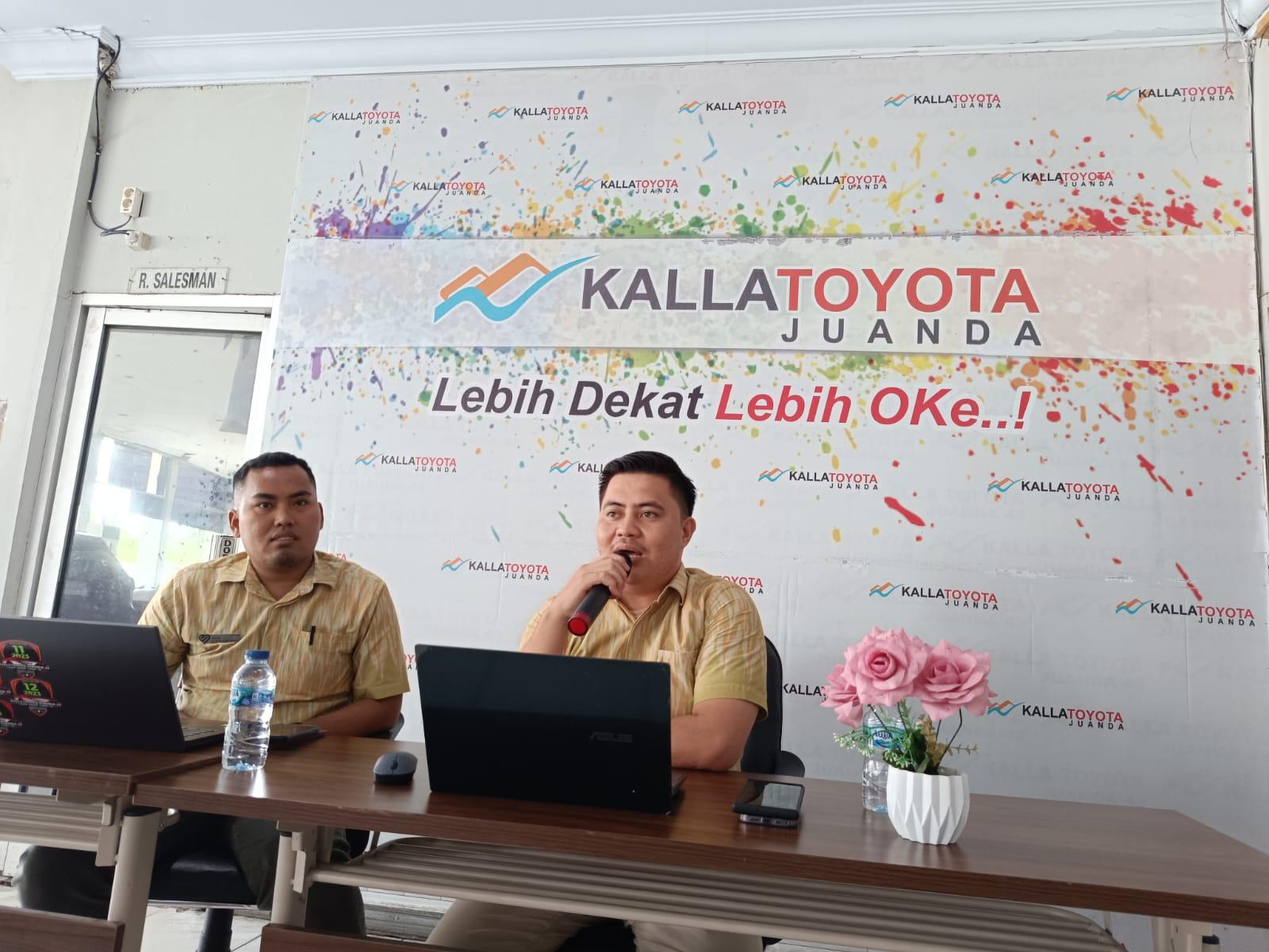FOTO: Kepala Bengkel Kalla Toyota Juanda, Hendra (kiri) dan Sales Supervisor Kalla Toyota Juanda, David Brian Pangau (kanan) pada konferensi pers di dealer Kalla Toyota Juanda, Jalan Juanda, Kota Palu, Kamis (6/7/2023). FOTO: RAHMAT KURNIAWAN