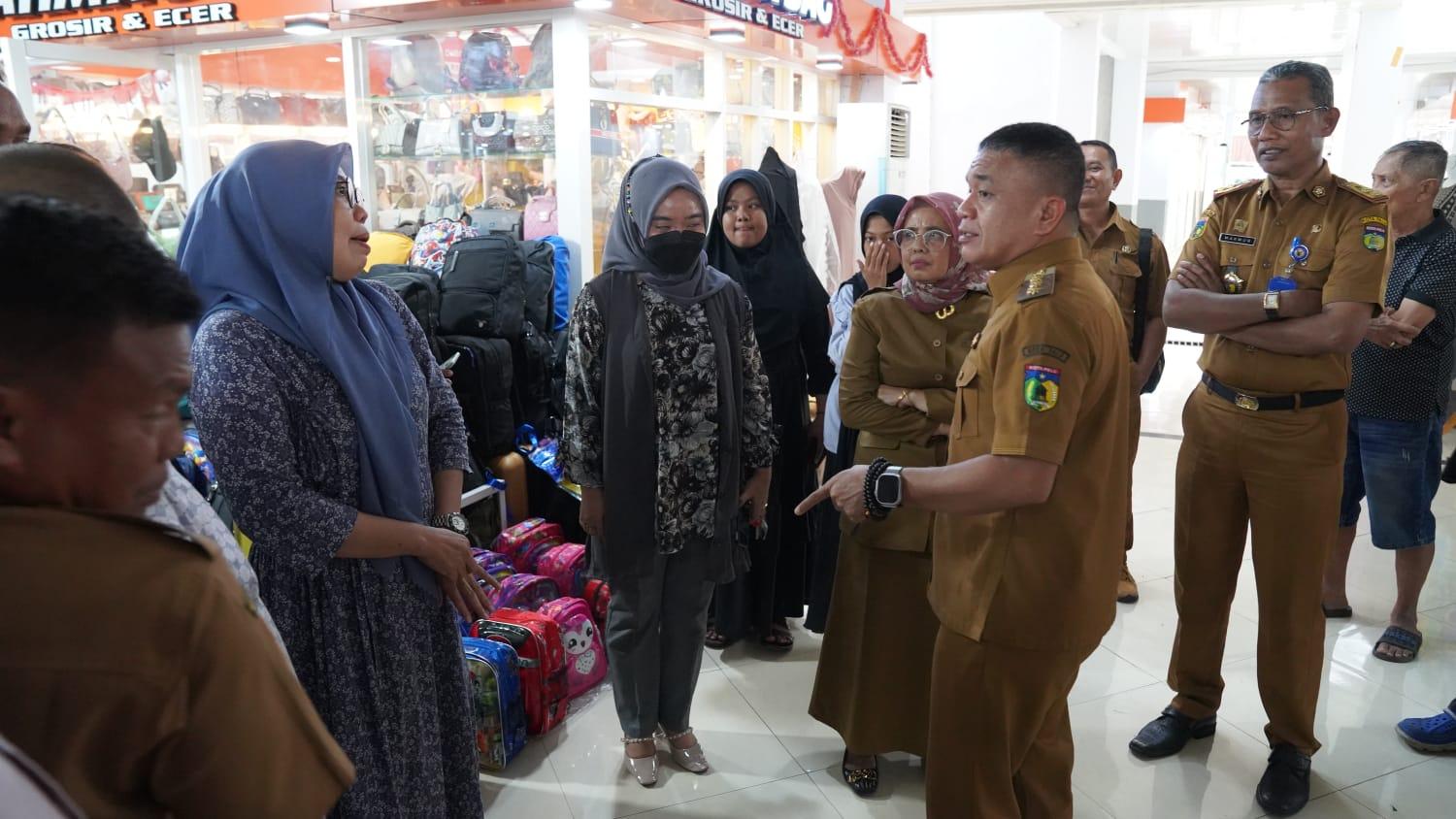 FOTO: Wali Kota Palu, Hadianto Rasyid, menyempatkan berdialog dengan pedagang di Pasar Bambaru, Kelurahan Baru, Kecamatan Palu Barat, Kota Palu, Senin (3/7/2023). FOTO: IST