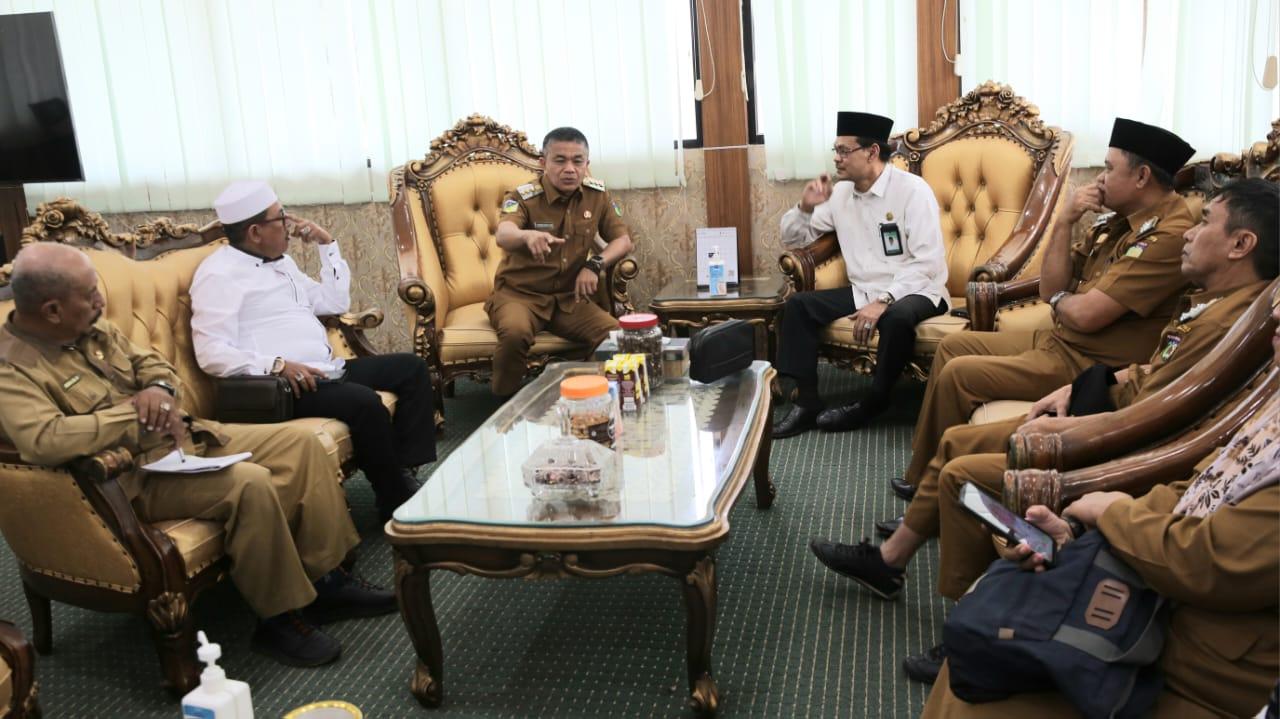 FOTO: Wali Kota Palu, Hadianto Rasyid, menerima kunjungan Kakankemenag Kota Palu, Nasrudin L Midu di ruang kerja Wali Kota Palu, Selasa (18/7/2023). FOTO: IST