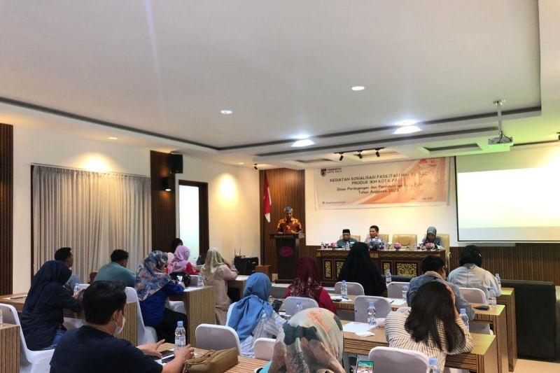 FOTO: Disperdagin Kota Palu memberikan sosialisasi fasilitas sertifikat halal produk IKM Kota Palu, Kamis (6/7/2023). FOTO: IST