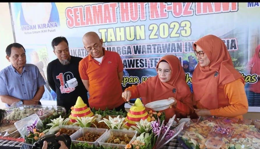 Ketua IKWI Sulawesi Tengah, Maya Malania Noor didampingi Ketua PWI Sulawesi Tengah, Tri Putra Toana, Sekretaris IKWI Nova Herlina dan Sekretaris PWI Temu Sutrisno, saat melakukan pemotongan tumpeng, menandai perayaan HUT Ke-62 IKWI, Ahad (9/7/2023). Foto: Amiluddin