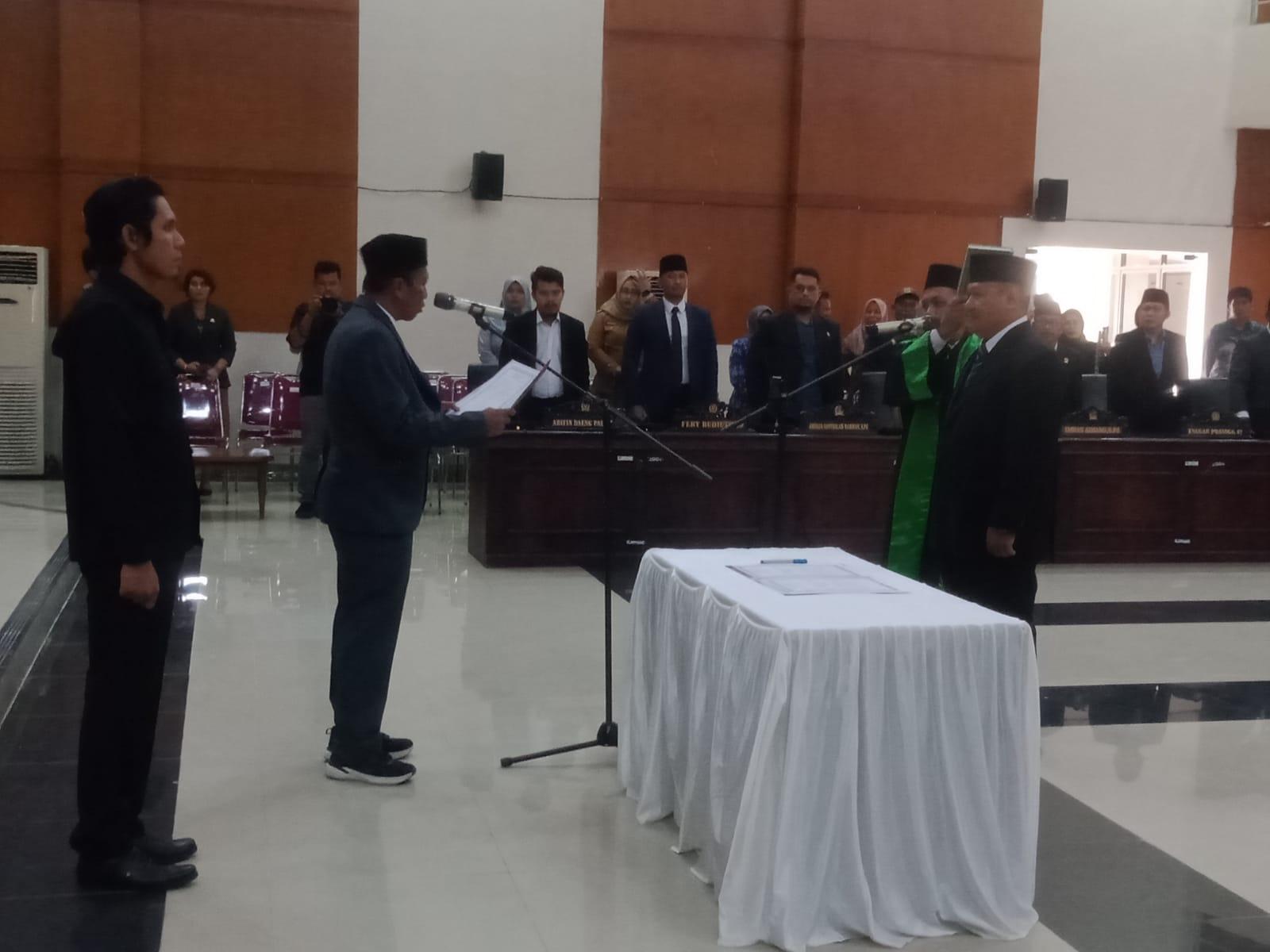 Prosesi pengambilan sumpah/janji anggota DPRD Parmout PAW, Sugeng di gedung DPRD Parmout, Selasa (27/6/2023). FOTO: ASLAN LAEHO.