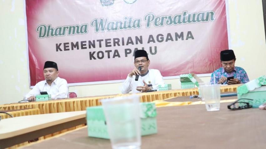 FOTO: Kakankemenag Kota Palu, Nasruddin L Midu, didampingi Kasi Bimais, Isnaeni dan Ketua Pokjaluh, Hader Siraju, saat memberikan arahan dalam rapat evaluasi pembentukan kampung moderasi beragama, Senin (10/7/23). FOTO: IST