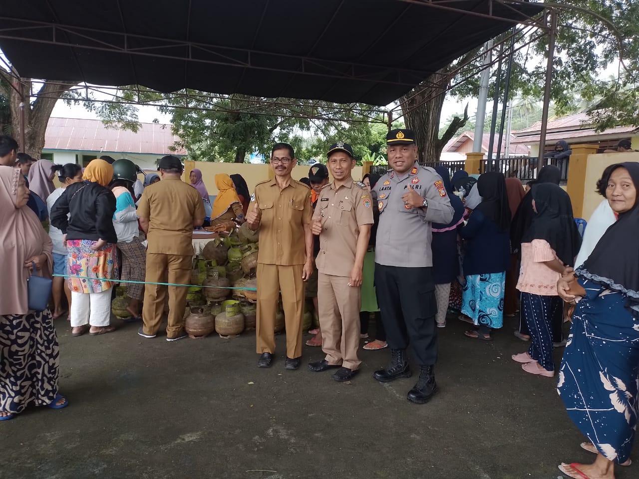 Kapolsek Kintom, AKP Laata saat memantau pasar murah di kantor Balai Pertemuan Umum (BPU) Kecamatan Kintom, Kabupaten Banggai, Selesa (25/7/2023). FOTO: DOK POLSEK KINTOM