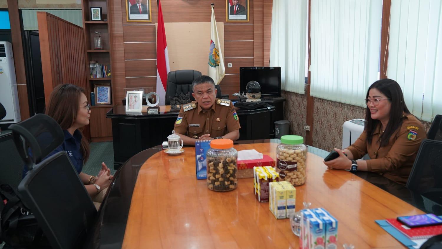 FOTO: Wali Kota Palu, Hadianto Rasyid, menerima Head of Government Relation Sampoerna University, Mutmainah Syahrir (kiri) di ruang kerja Wali Kota Palu, Selasa (25/7/2023). FOTO: IST