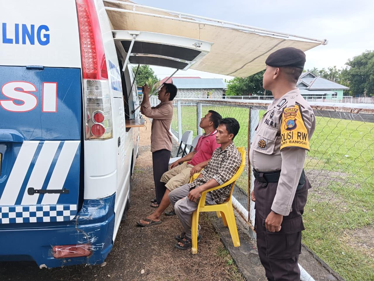 Polisi RW Polres Banggai, Bripka Abdullah Dumang saat mengawal warganya untuk mengurus perpanjangan SIM, di Kelurahan Mendono, Kecamatan Kintom, Kabupaten Banggai, Kamis (20/7/2023) pagi. FOTO: DOK POLRES BANGGAI