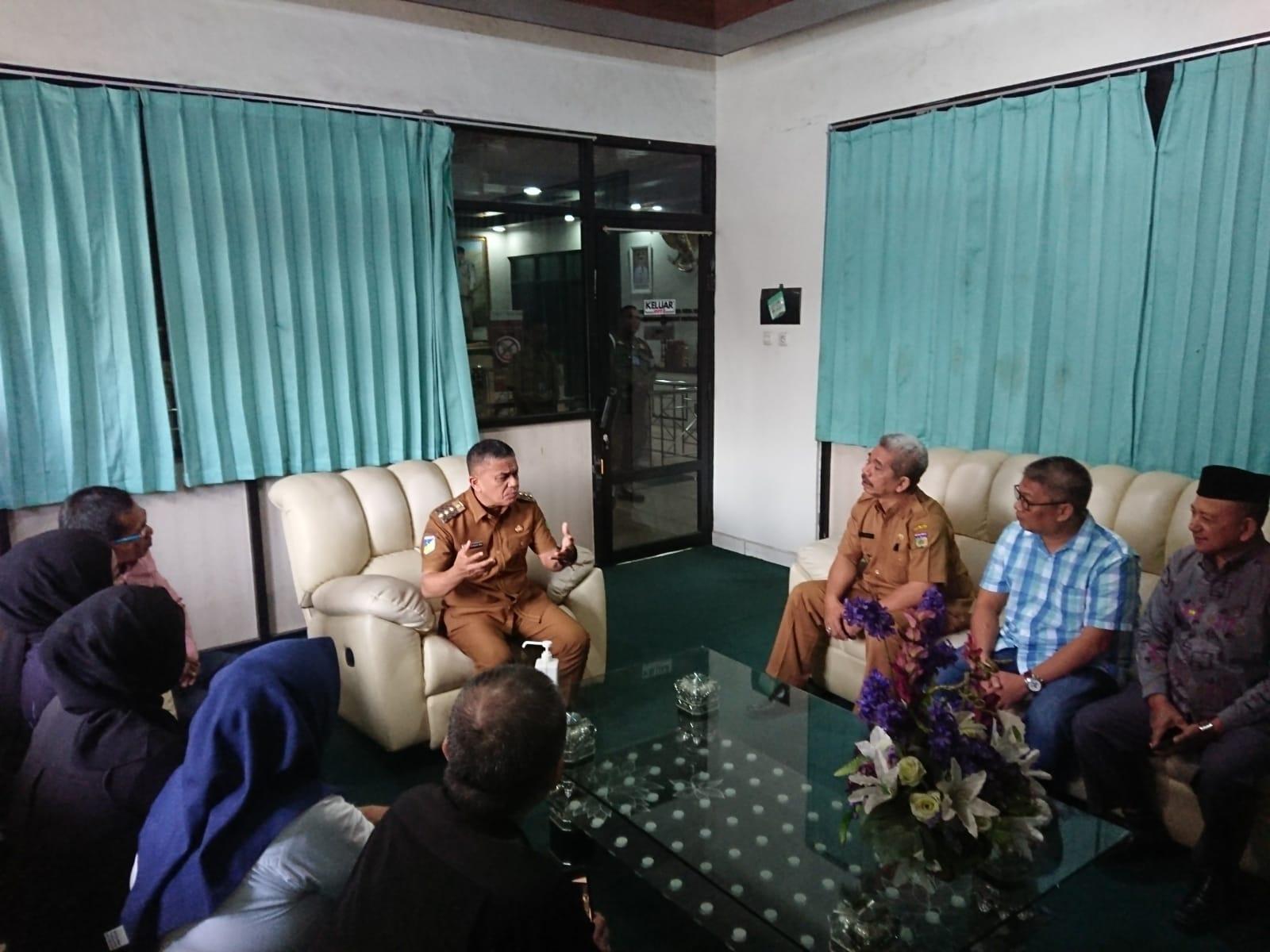 Wali Kota Palu, H. Hadiayanto Rasyid saat menerima rombongan panitia Musda IV DPD KKSS Kota Palu yang dipimpin langsung oleh penasehat panitia, dr. Husaema dan Sekretaris Panitia, Narwan Djurusia, Selasa (4/7/2023). FOTO: AMILUDDIN