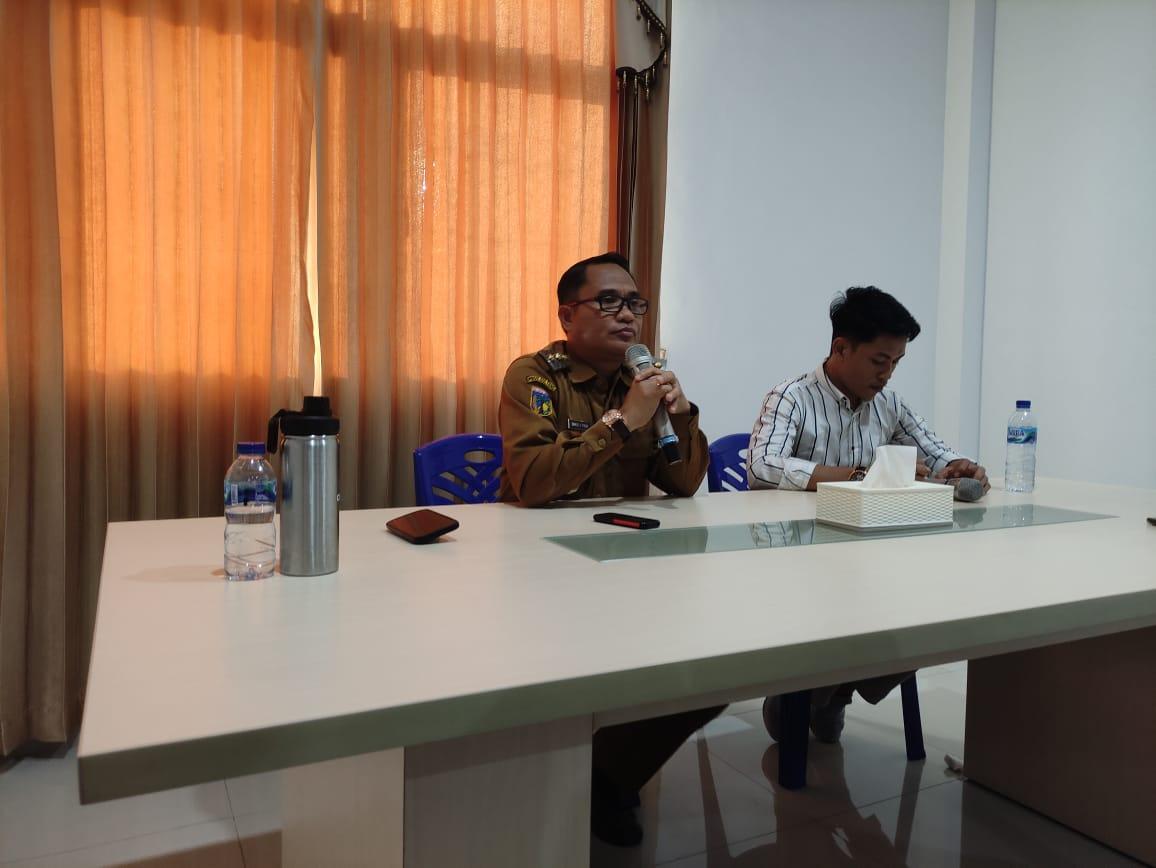 Wabup Sigi Samuel Yansen Pongi didampingi Kuasa Hukum, Moh. Saleh saat melakukan konferensi pers terkait foto dan video syur yang sempat beredar, di salah satu cafe di Kalukubula, Senin (10/7/2023). Foto: FERRY