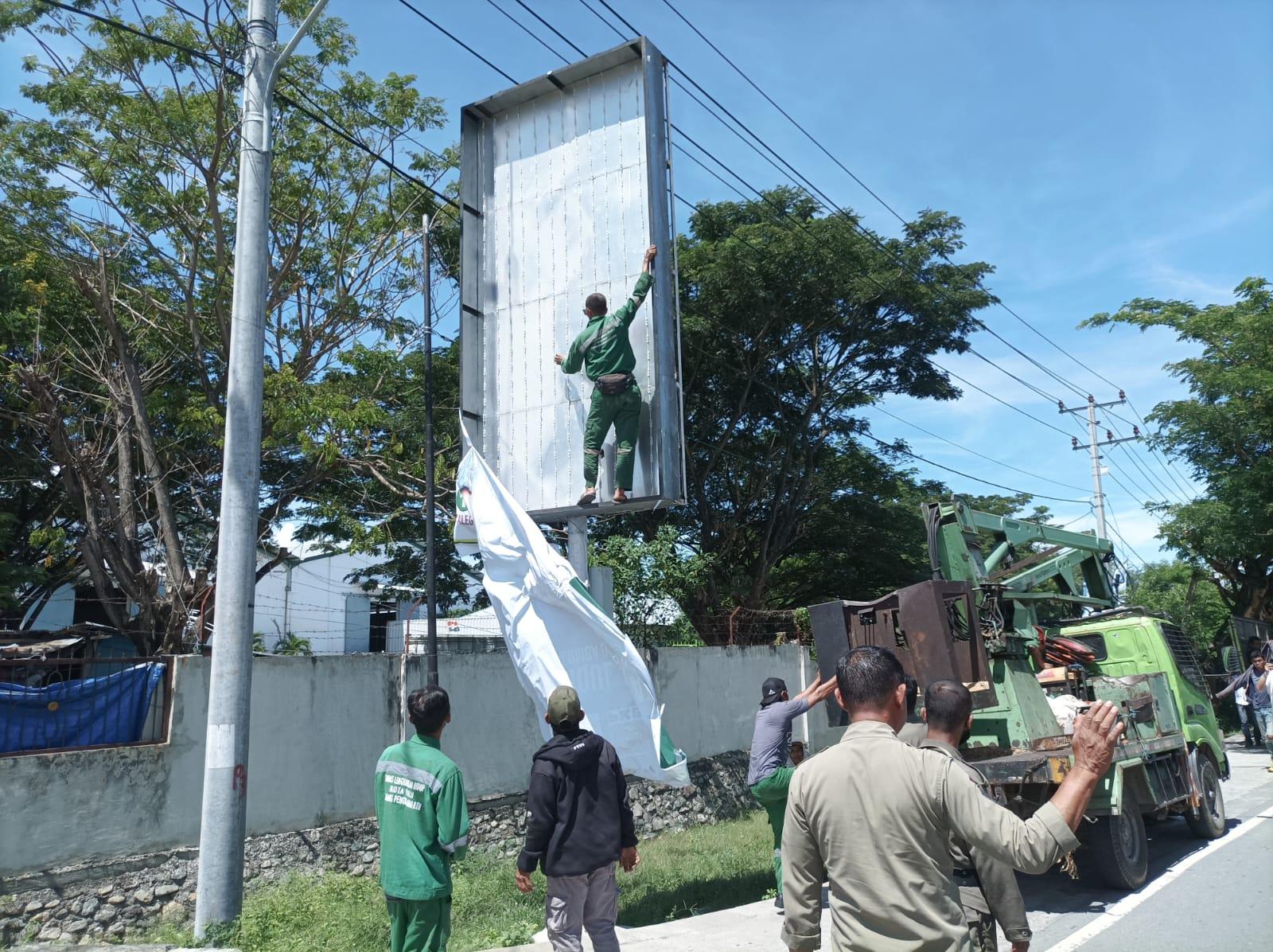 FOTO: Penertiban reklame di Mamboro-Mamboro Barat, Rabu (5/7/2023). FOTO: IST